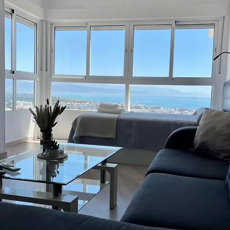 Increibles Vistas Al Mar, Tren Directo Aeropuerto Y Playa A Pie Colina 800m Apartament *