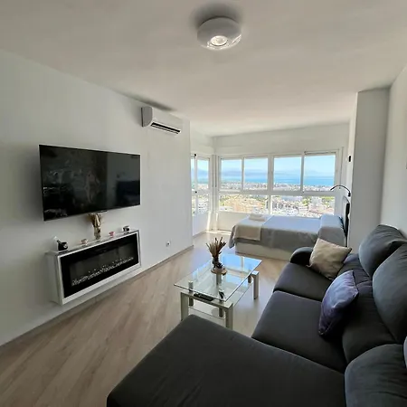 Increibles Vistas Al Mar, Tren Directo Aeropuerto Y Playa A Pie Colina 800m Apartament *
